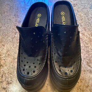 BRAND NEW Black Heel Slippers (Size 6)